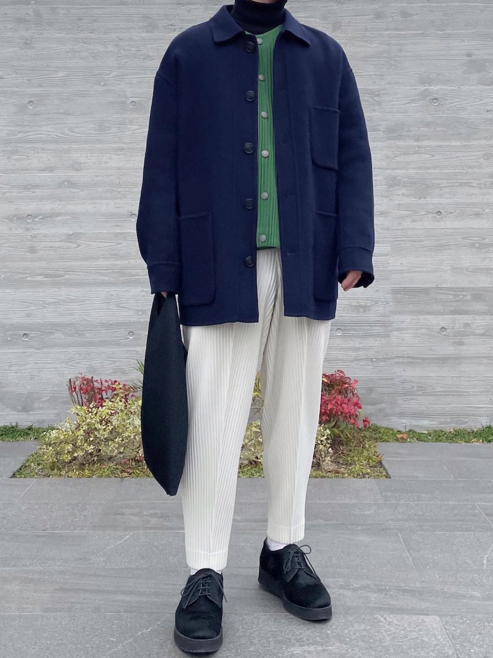 ブルー系のカバーオール、グリーン系のカーディガン/ボレロ、ホワイト系のスラックスを着用したメンズの冬コーディネートの4枚目の写真