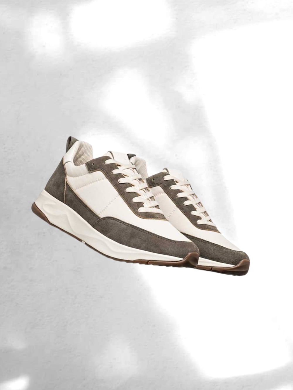 グリーン系のカーディガン/ボレロ、グリーン系のカーゴパンツ、ホワイト系のスニーカーを着用したメンズの冬コーディネートの4枚目の写真