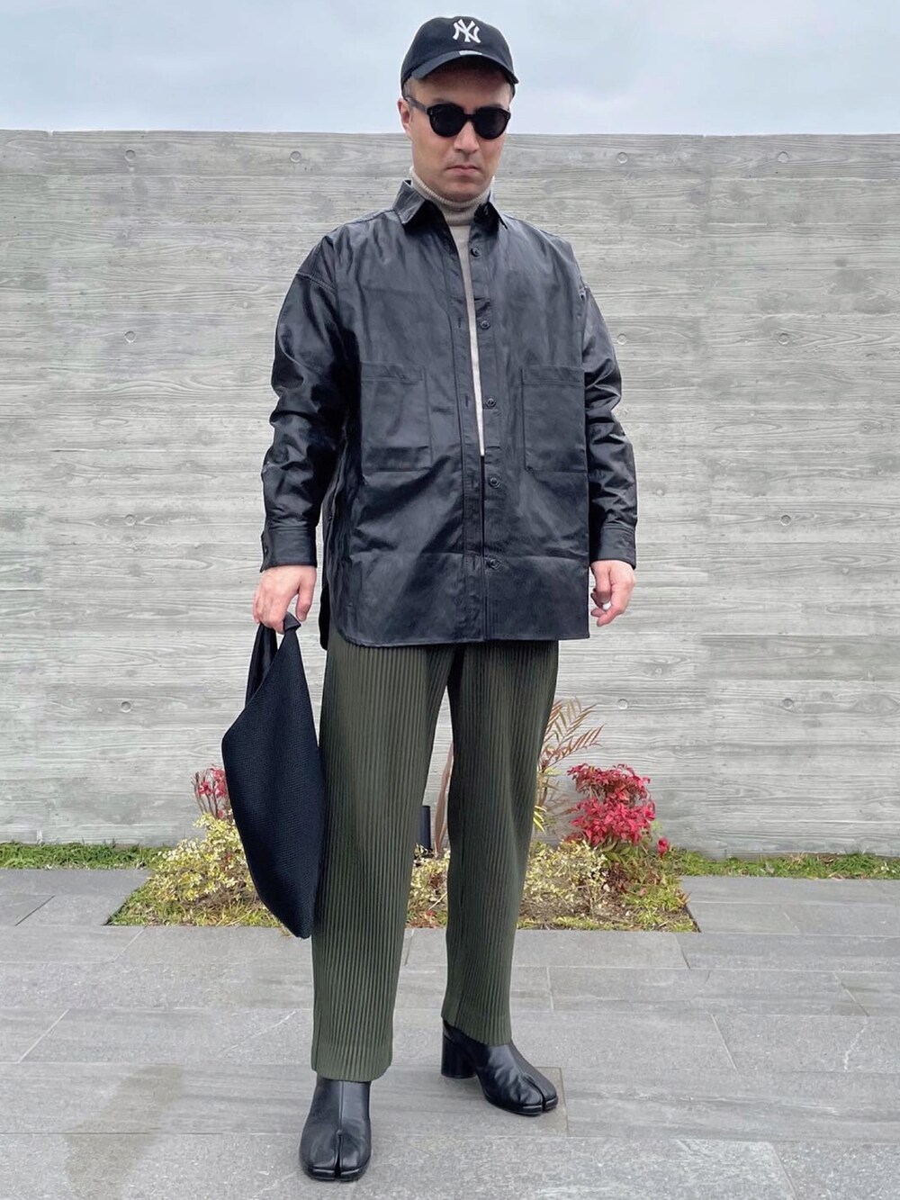 ブラック系のシャツ/ブラウス、ホワイト系のニット/セーター、ブラック系のハンドバッグを着用したメンズの冬コーディネートの3枚目の写真