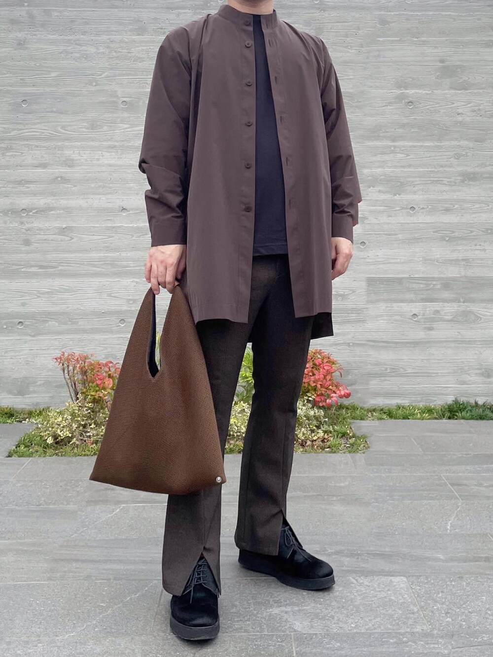 ブラウン系のシャツ/ブラウス、ブラウン系のバッグ、ブラウン系のその他パンツを着用したメンズの秋コーディネートの2枚目の写真