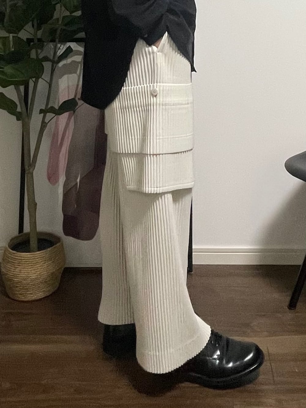 ブラック系のシャツ/ブラウス、ホワイト系のカーゴパンツ、ブラック系のドレスシューズを着用したメンズの夏コーディネートの4枚目の写真