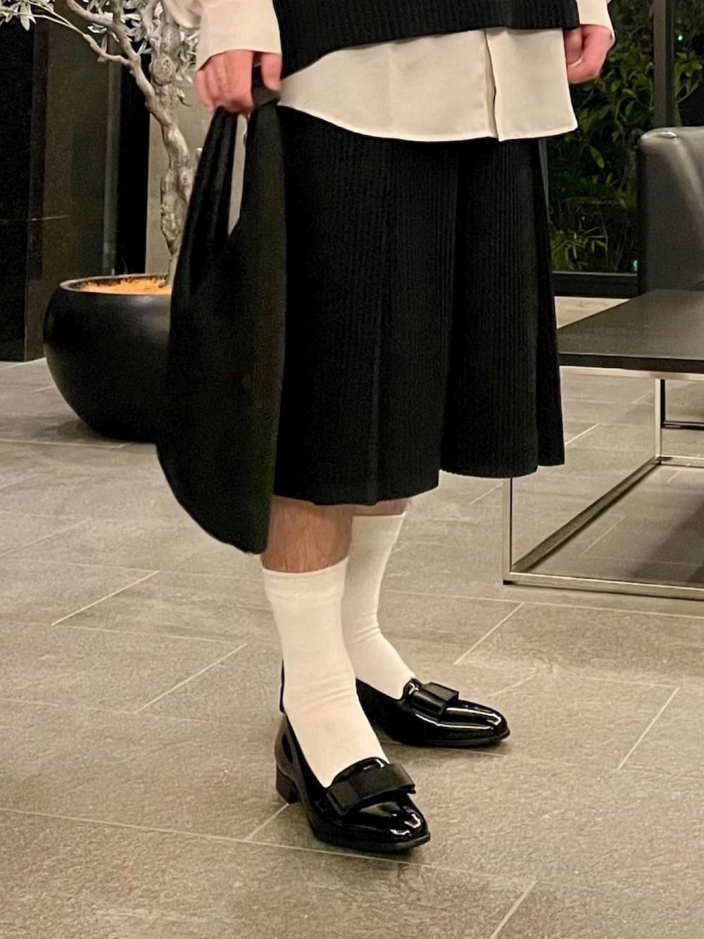 ブラック系のベスト、グレー系のシャツ/ブラウス、ブラック系のその他パンツを着用したメンズの秋コーディネートの4枚目の写真