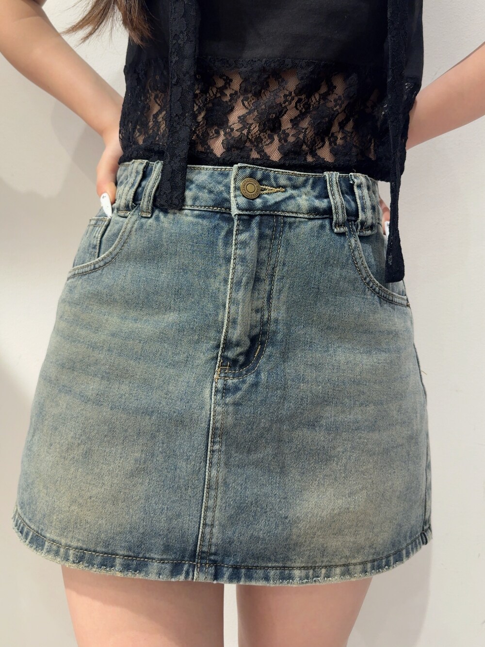 ブラック系のTシャツ/カットソー、ブルー系のデニムスカート、ブラック系のローファーを着用したレディースの夏コーディネートの3枚目の写真