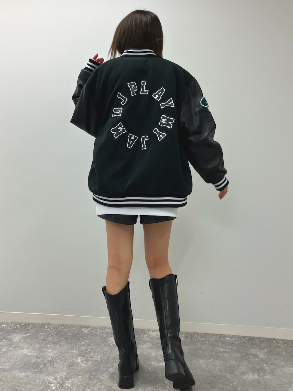 「ファッションを楽しもう、ビッグシルエット、スウェット、お出かけコーデ、スポーツミックス、レザー、ショートパンツ、スタジャン、フェイクレザー、ブーツ、ウエスタンブーツ、ANAP、カジュアルコーデ、大人カジュアル、秋冬コーデ」｜「ANAPのウエスタンロングブーツ（ブーツ、ブラック系）」を使った、𝑨𝑰𝑹𝑰さん（レディース・159cm）の秋コーディネートの2枚目の写真