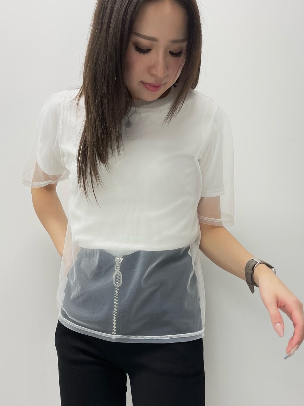 ホワイト系のTシャツ/カットソー、ブラック系のその他パンツ、シルバー系のサンダルを着用したレディースの夏コーディネートの3枚目の写真