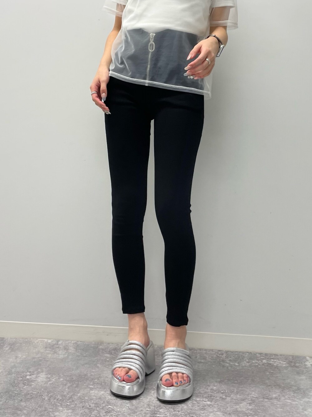 ホワイト系のTシャツ/カットソー、ブラック系のその他パンツ、シルバー系のサンダルを着用したレディースの夏コーディネートの2枚目の写真