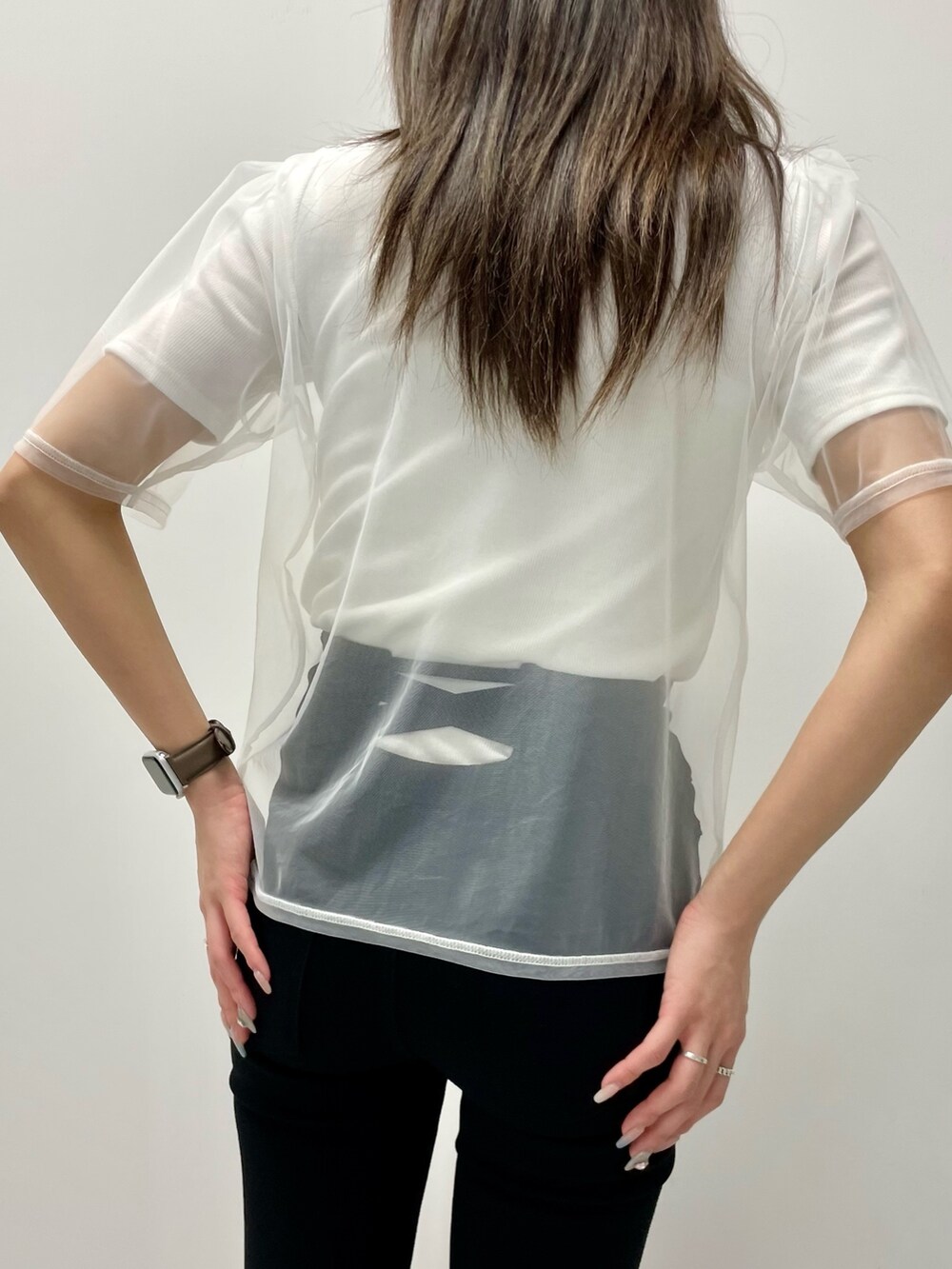 ホワイト系のTシャツ/カットソー、ブラック系のその他パンツ、シルバー系のサンダルを着用したレディースの夏コーディネートの4枚目の写真