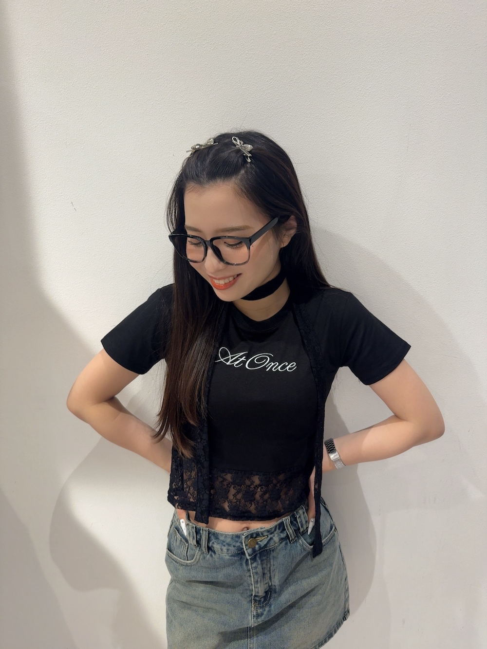 ブラック系のTシャツ/カットソー、ブルー系のデニムスカート、ブラック系のローファーを着用したレディースの夏コーディネートの2枚目の写真