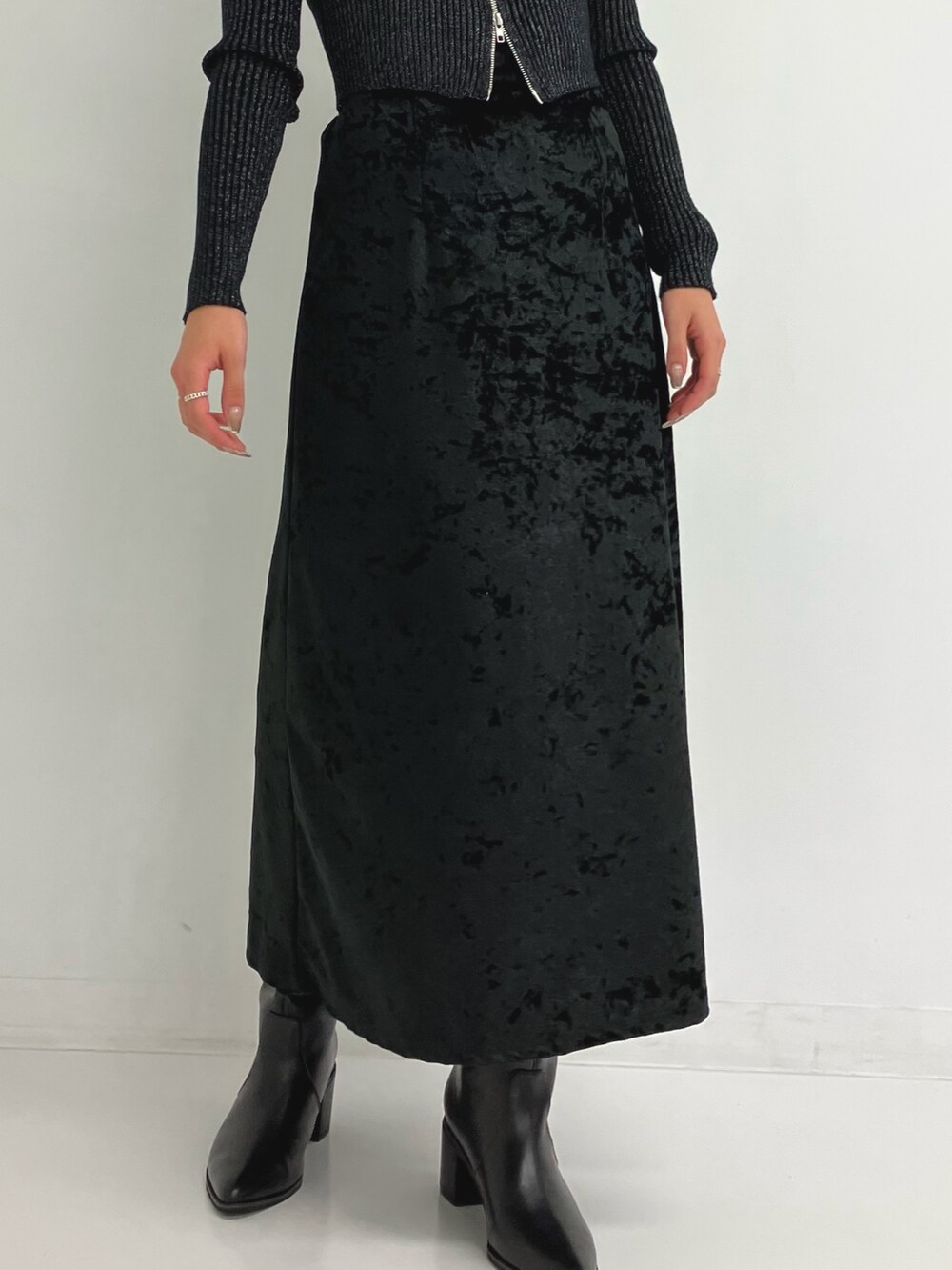 グレー系のニット/セーター、ブラック系のスカートを着用したレディースの秋コーディネートの4枚目の写真