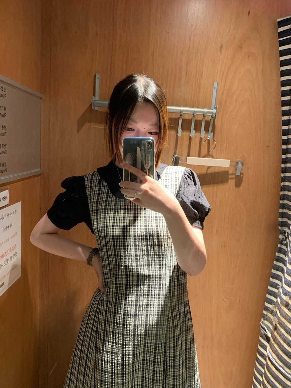 ブラック系のバッグ、ブラック系のシューズを着用したレディースの夏コーディネートの2枚目の写真