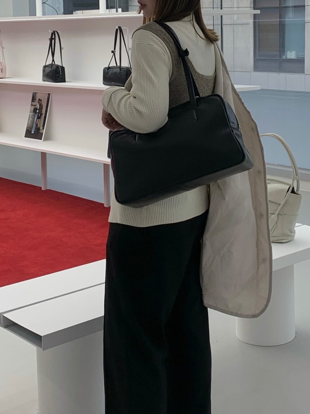 「着回しコーデ、楽チンコーデ、オトナ女子、ゆるコーデ、パンツスタイル、おでかけコーデ、シンプルコーデ、ootd、高身長女子、スニーカーコーデ、キルティングジャケット」｜「Javaの《JaVaジャバ コラボ》大人のこなれ感。春まで使えるノーカラーキルティングジャケット（ノーカラージャケット、ホワイト系）」を使った、m♡さん（レディース・167cm）の春コーディネートの3枚目の写真