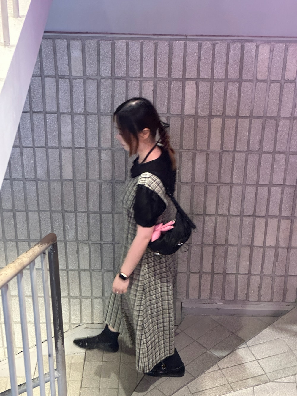 ブラック系のバッグ、ブラック系のシューズを着用したレディースの夏コーディネートの3枚目の写真