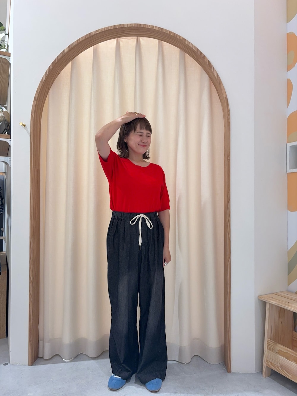 「夏服コーデ、シンプルスタイル、おでかけコーデ、ラクチンコーデ、お洒落さんとつながりたい、ゆるコーデ、キレイめカジュアル、お出かけコーデ、きれいめコーデ、30代コーデ、低身長、低身長コーデ、低身長女子、低身長こーで」｜「CIAOPANIC TYPYの【ひんやりニット】コンパクトドライタッチクルーニット（ニット/セーター、レッド系）」を使った、りーたんさん（骨格ウェーブ・レディース・152cm）の夏コーディネートの3枚目の写真