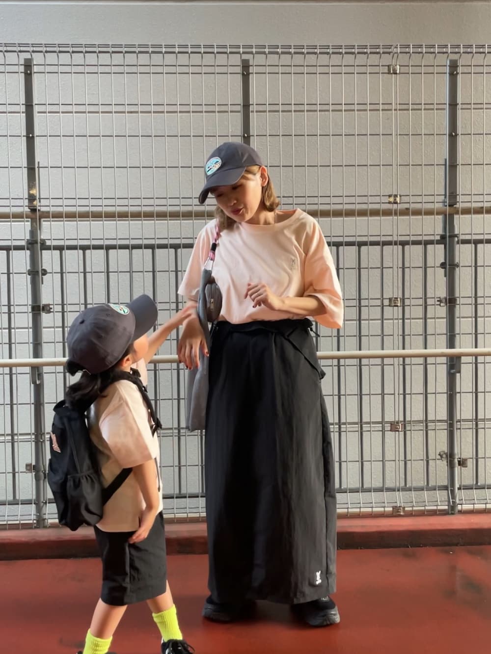 「ショートパンツ、おでかけ服、レディースファッション、低身長女子、オトナカジュアル、夏コーデ、キッズコーデ、キッズファッション、キッズ、低身長、低身長コーデ、アウトドア、アウトドアスタイル、アウトドアコーデ、リンクコーデ」｜「DODの【DOD別注】コロコロタビッティー / ユニセックス（Tシャツ/カットソー、ピンク系）」を使った、りーたんさん（骨格ウェーブ・レディース・152cm）の夏コーディネートの3枚目の写真