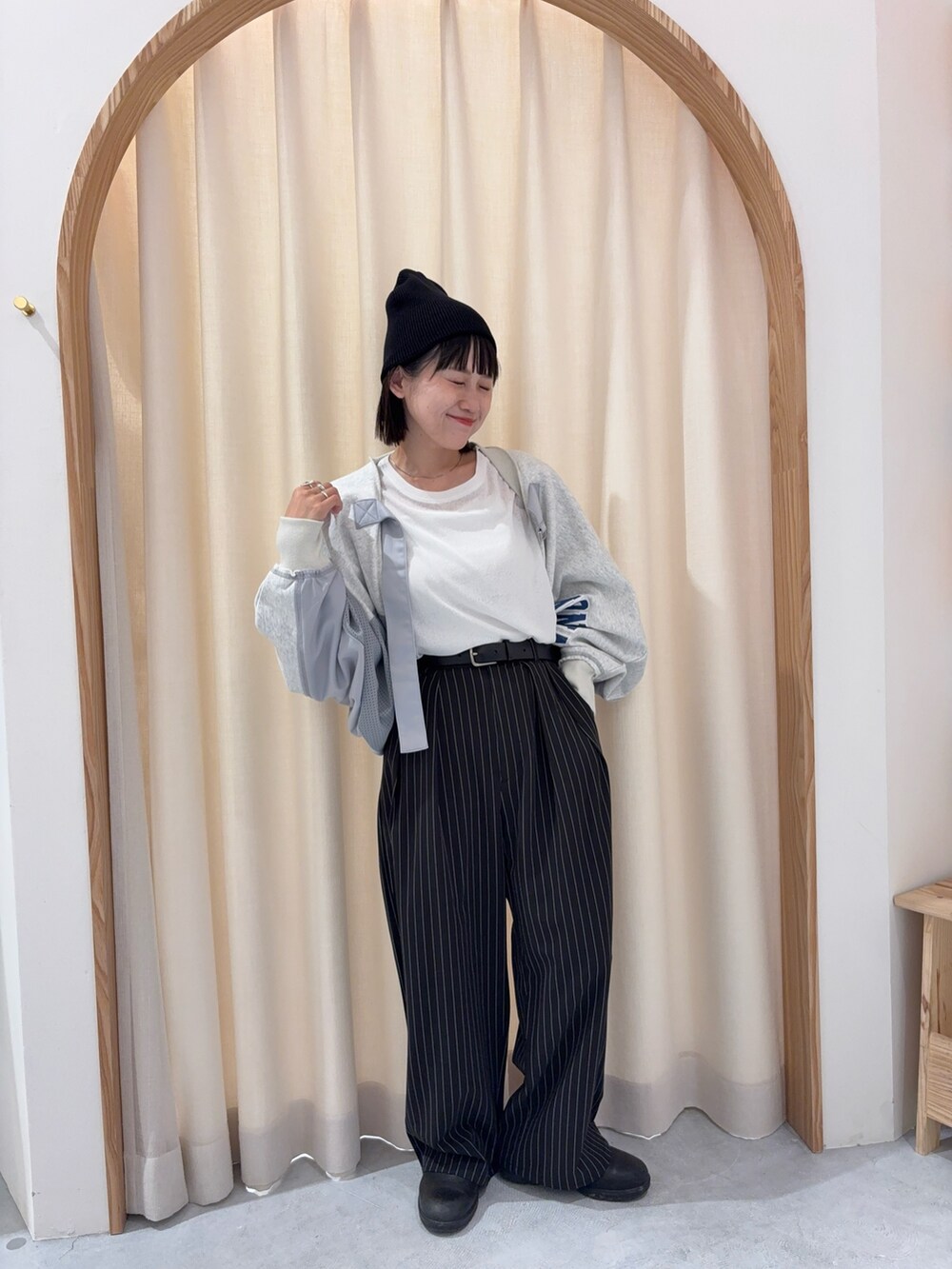 グレー系のTシャツ/カットソー、ホワイト系のTシャツ/カットソーを着用したレディースの春コーディネートの2枚目の写真