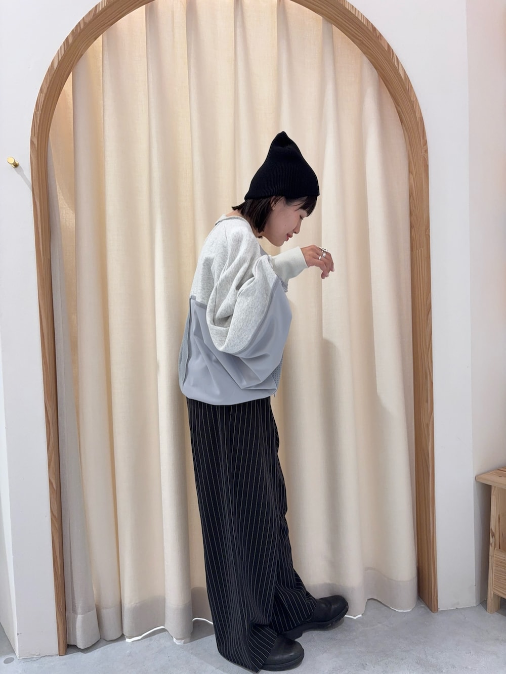 グレー系のTシャツ/カットソー、ホワイト系のTシャツ/カットソーを着用したレディースの春コーディネートの3枚目の写真