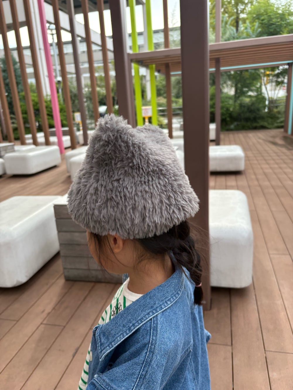 グレー系のニットキャップ/ビーニーを着用したレディースの秋コーディネートの2枚目の写真