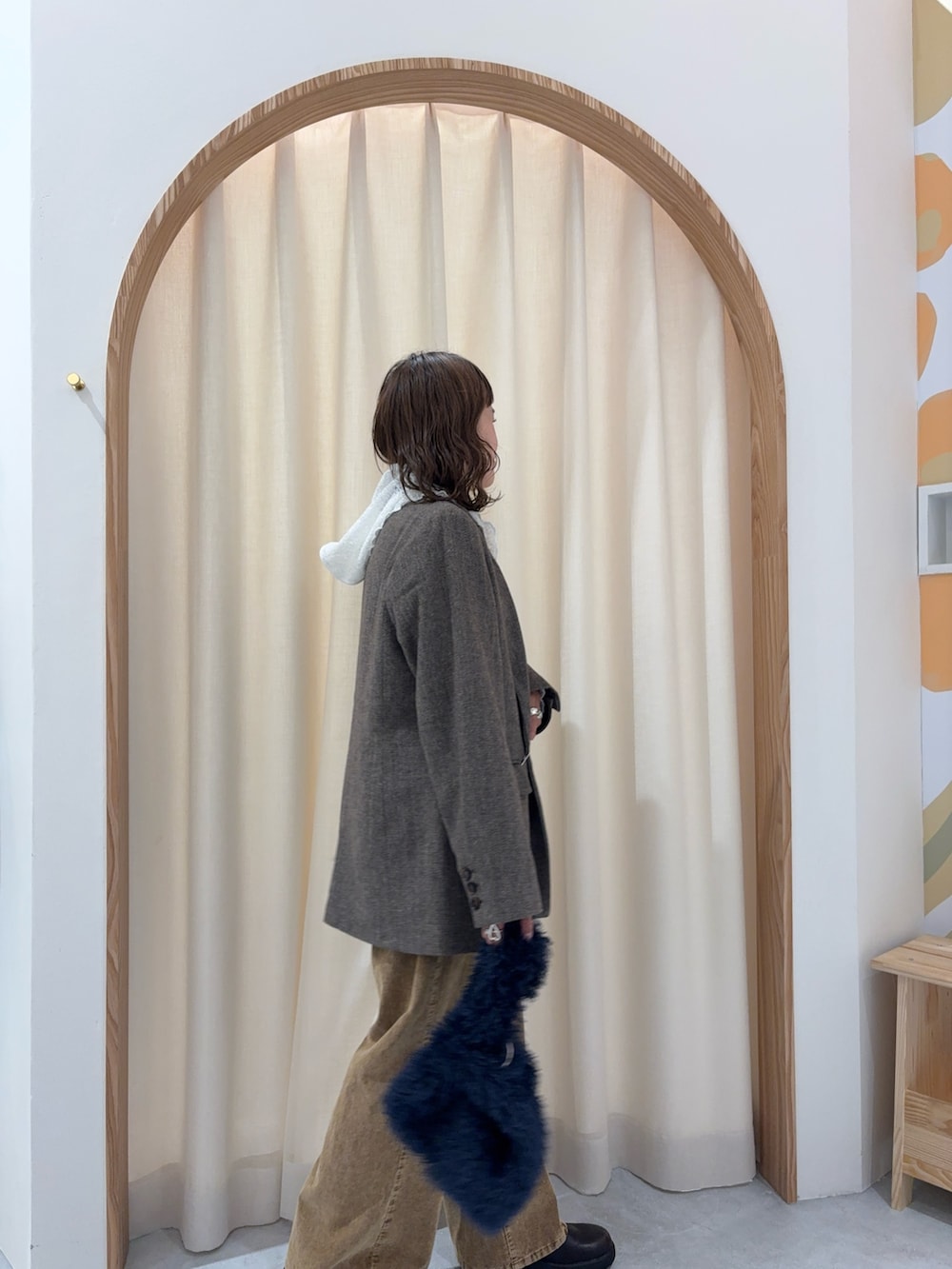 ホワイト系のTシャツ/カットソー、イエロー系のデニムパンツ、ブルー系のトートバッグを着用したレディースの秋コーディネートの2枚目の写真