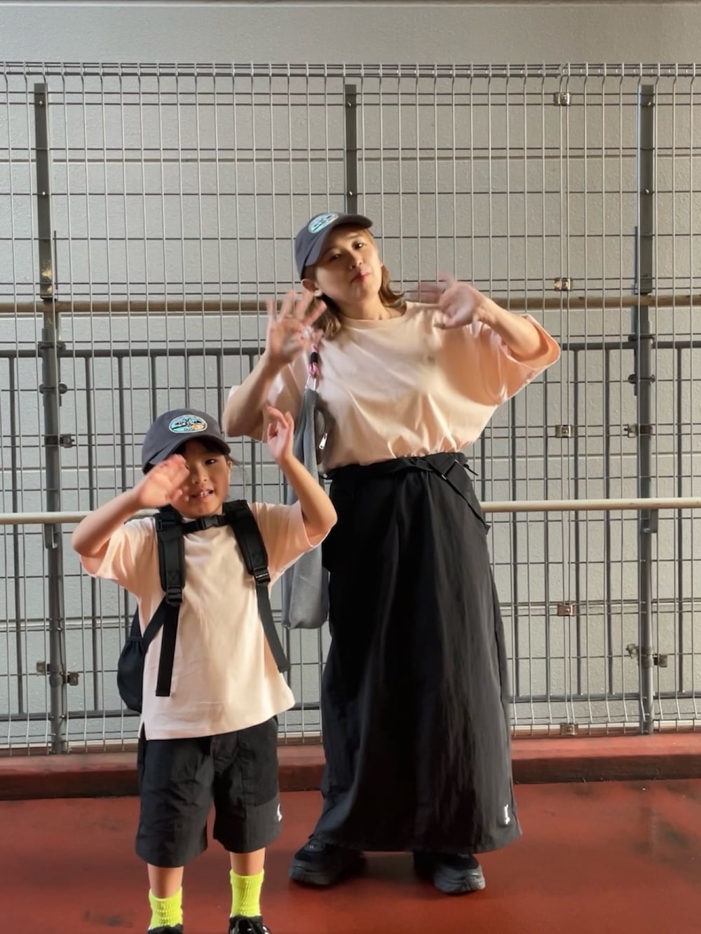 「ショートパンツ、おでかけ服、レディースファッション、低身長女子、オトナカジュアル、夏コーデ、キッズコーデ、キッズファッション、キッズ、低身長、低身長コーデ、アウトドア、アウトドアスタイル、アウトドアコーデ、リンクコーデ」｜「DODの【DOD別注】コロコロタビッティー / ユニセックス（Tシャツ/カットソー、ピンク系）」を使った、りーたんさん（骨格ウェーブ・レディース・152cm）の夏コーディネートの2枚目の写真