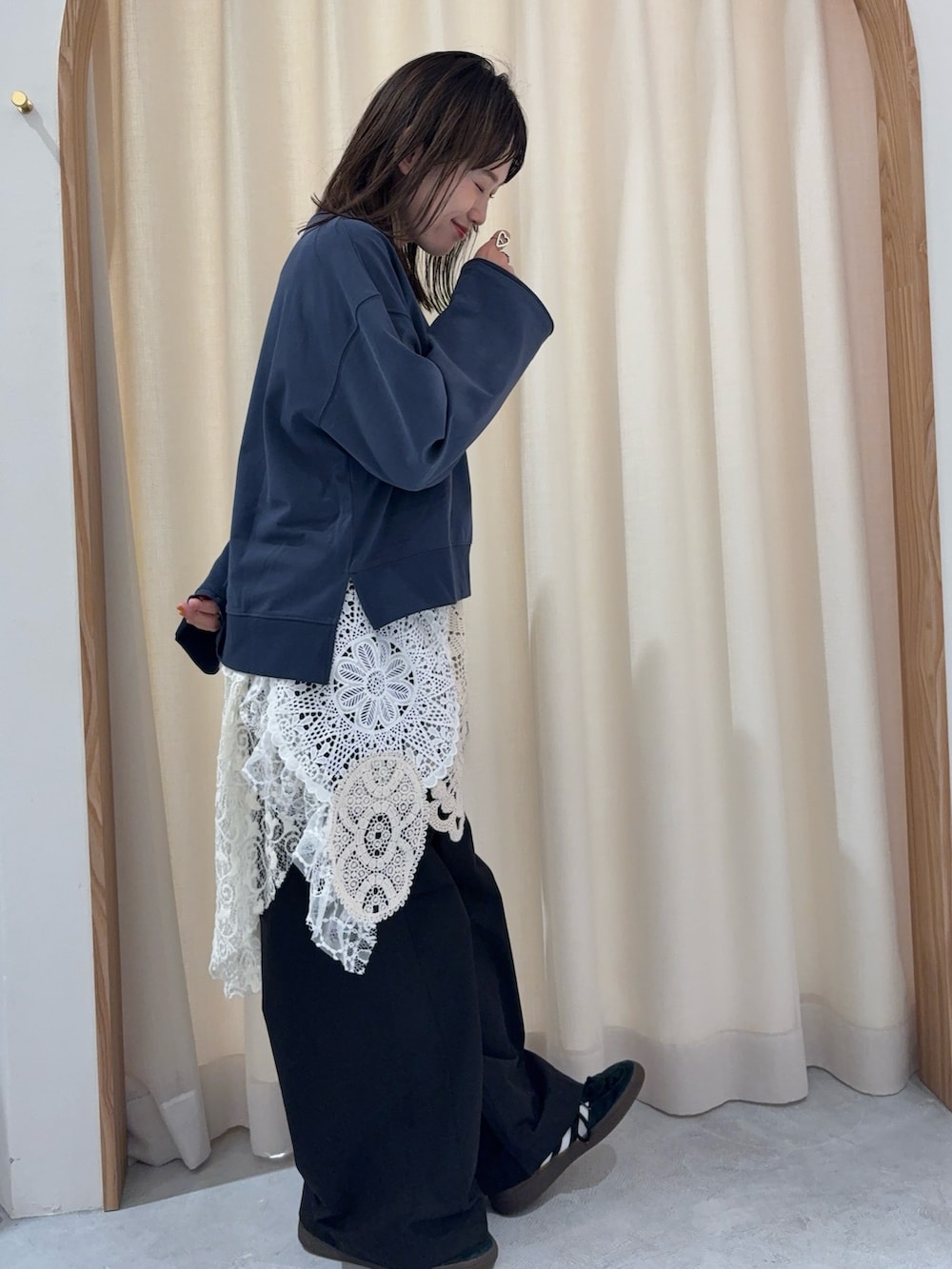 ブルー系のTシャツ/カットソー、グリーン系のスカート、ブラック系のデニムパンツを着用したレディースの冬コーディネートの2枚目の写真