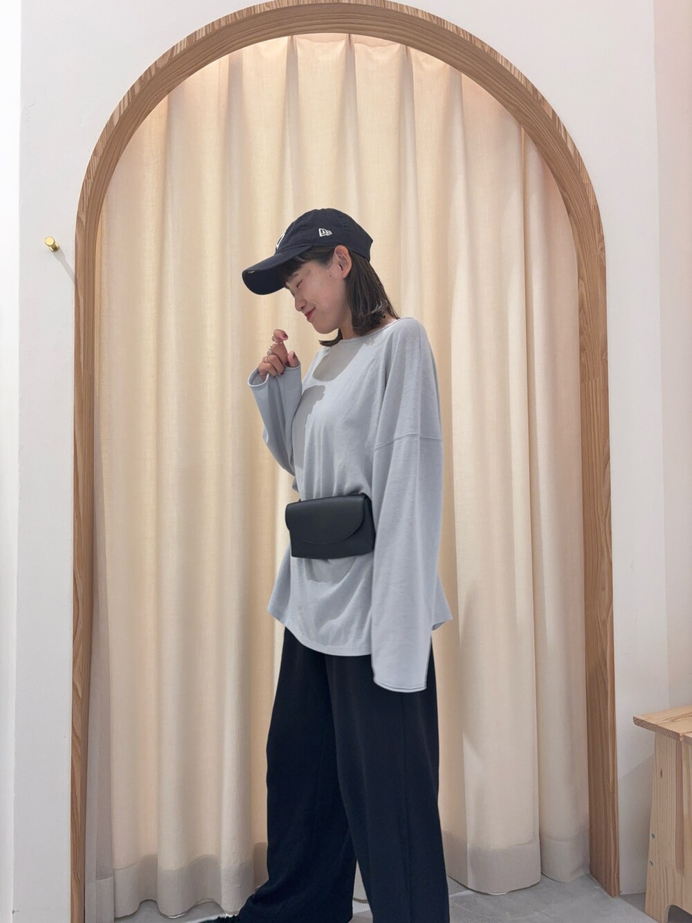 ブルー系のTシャツ/カットソー、ブラック系のショルダーバッグ、ブラック系のスウェットパンツを着用したレディースの秋コーディネートの3枚目の写真