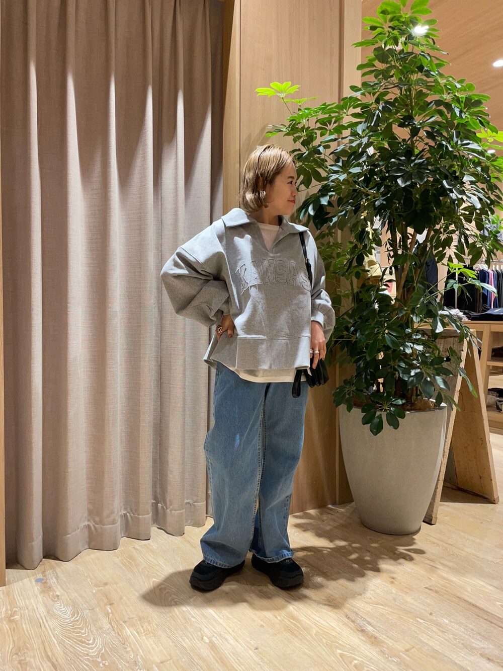「今日のコーデ、春、大人かわいい、グレー、デニムコーデ、春服コーデ、ウェーブ」｜「CIAOPANIC TYPYの≪4サイズ展開≫【EVERY DENIM/Tuesday】スタイルアップストレートデニム（デニムパンツ、ブルー系）」を使った、りーたんさん（レディース・152cm）の春コーディネートの2枚目の写真