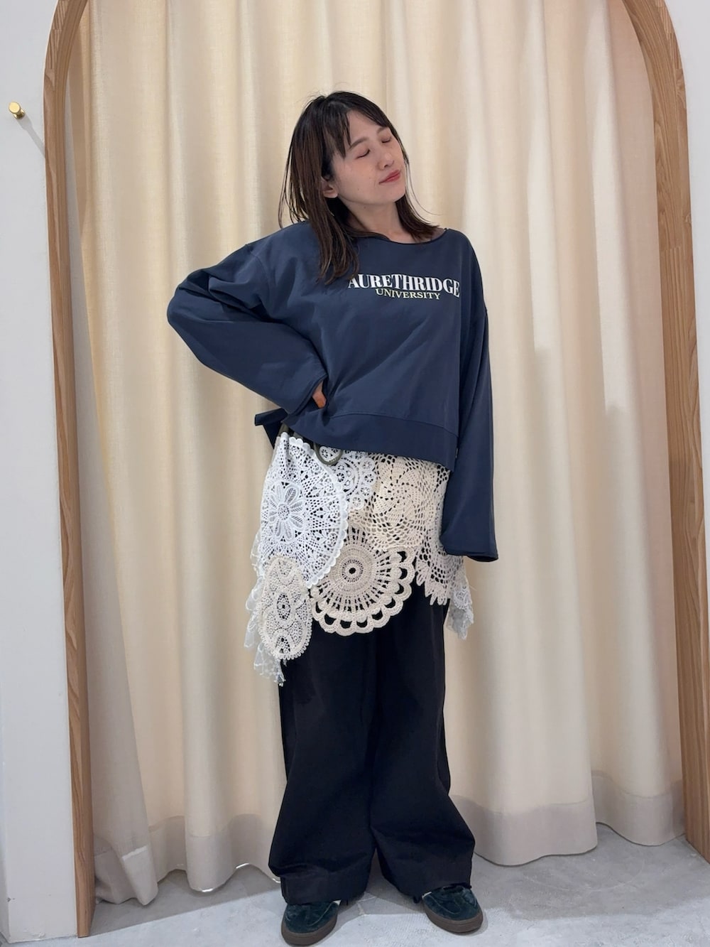 ブルー系のTシャツ/カットソー、グリーン系のスカート、ブラック系のデニムパンツを着用したレディースの冬コーディネートの3枚目の写真