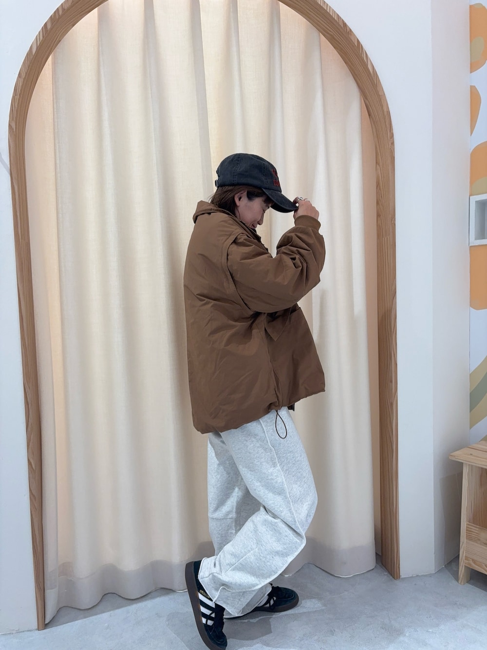 ホワイト系のニット/セーター、ブラウン系のブルゾン、ホワイト系のスウェットパンツを着用したレディースの秋コーディネートの2枚目の写真