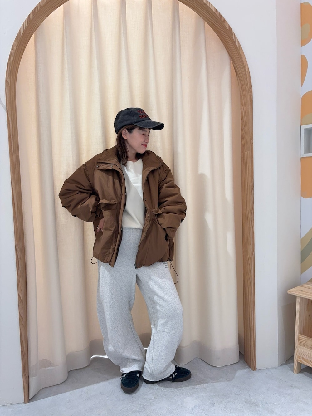 ホワイト系のニット/セーター、ブラウン系のブルゾン、ホワイト系のスウェットパンツを着用したレディースの秋コーディネートの3枚目の写真