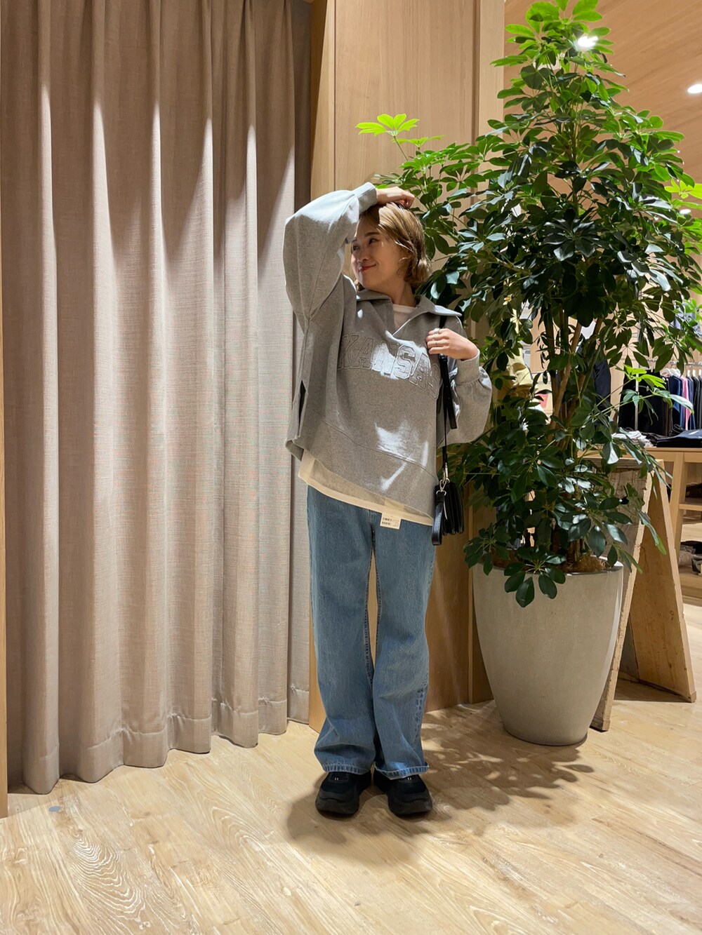 「今日のコーデ、春、大人かわいい、グレー、デニムコーデ、春服コーデ、ウェーブ」｜「CIAOPANIC TYPYの≪4サイズ展開≫【EVERY DENIM/Tuesday】スタイルアップストレートデニム（デニムパンツ、ブルー系）」を使った、りーたんさん（レディース・152cm）の春コーディネートの3枚目の写真