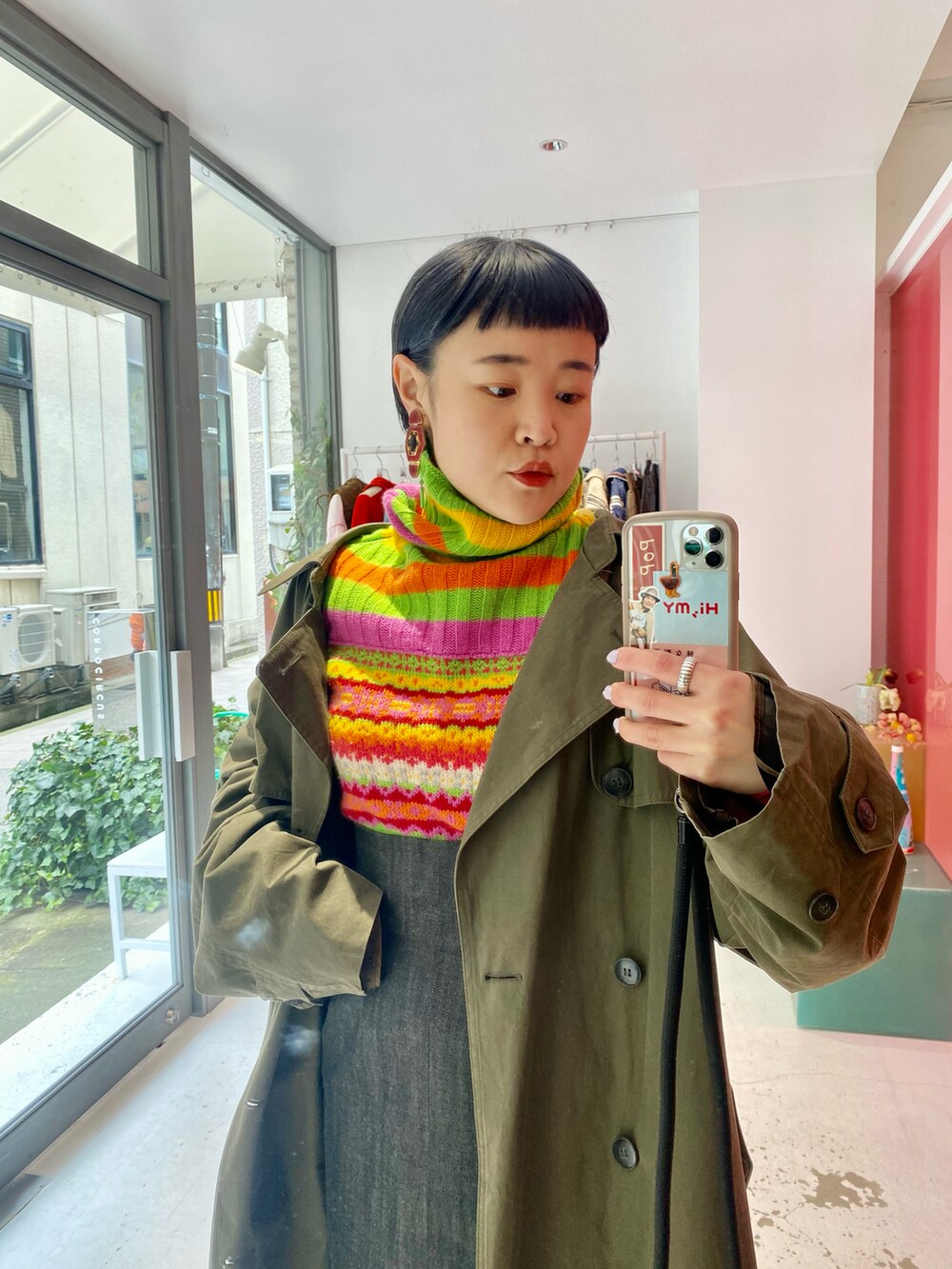 その他のトップス、ブラック系のデニムスカート、グリーン系のトレンチコートを着用したレディースの冬コーディネートの2枚目の写真