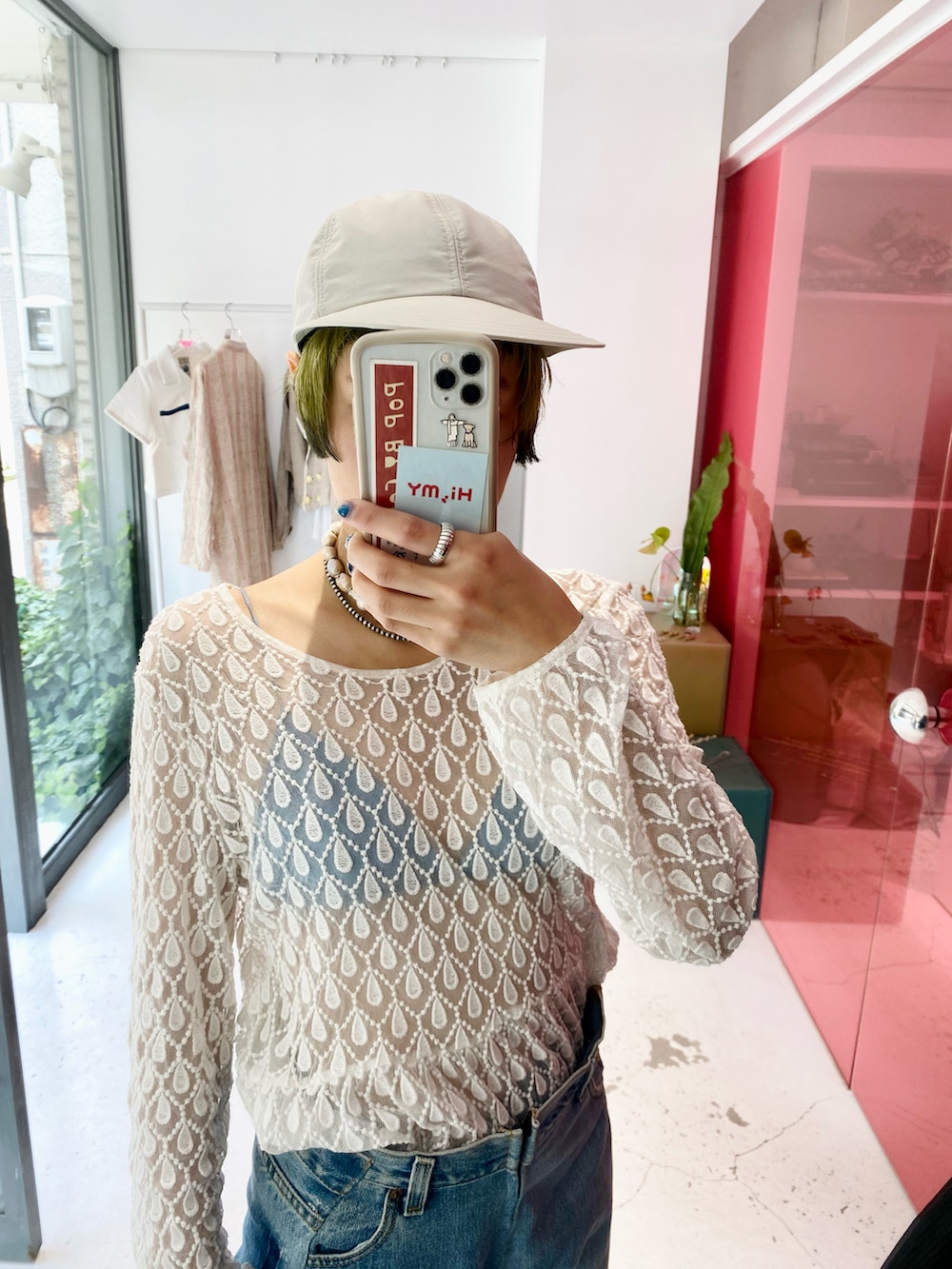 ホワイト系のシャツ/ブラウス、ブルー系のデニムパンツ、ブルー系のサンダルを着用したレディースの夏コーディネートの2枚目の写真