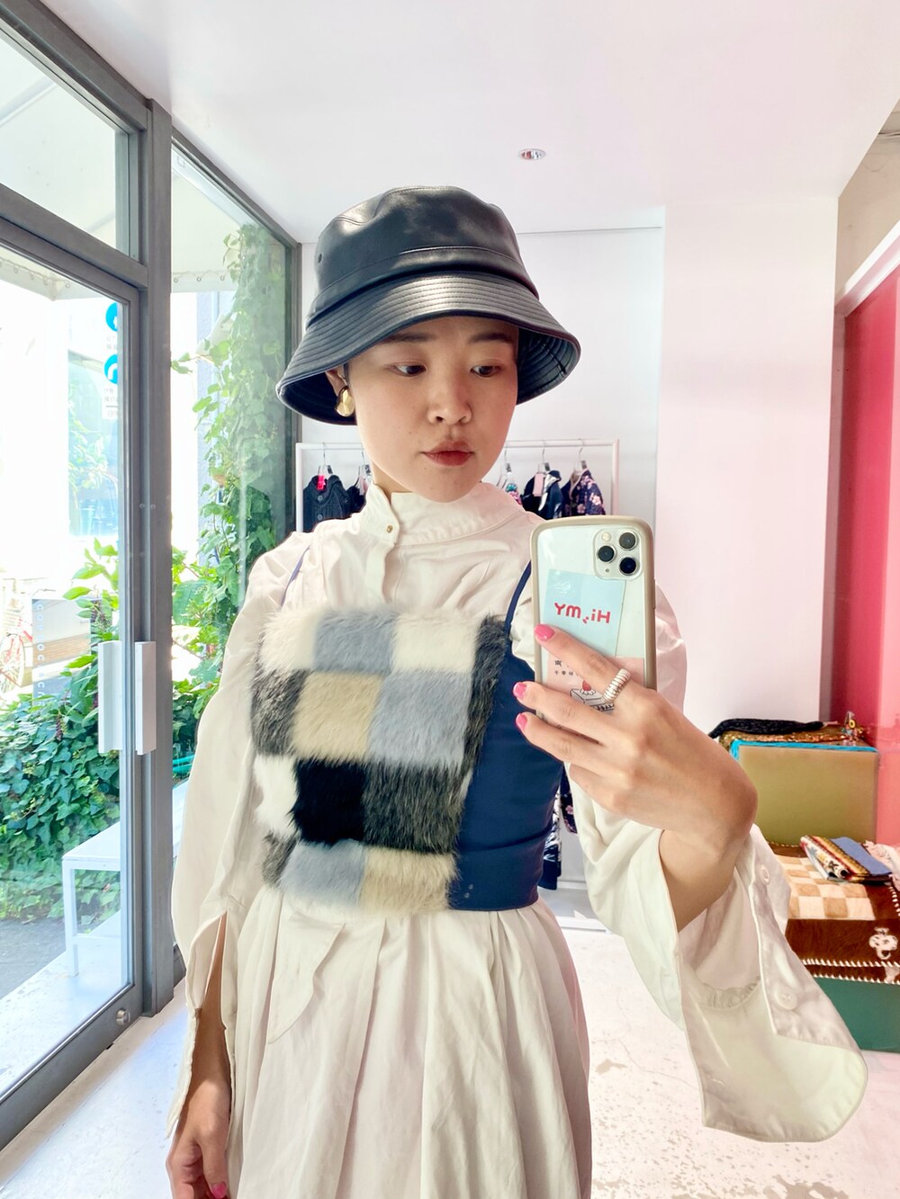 ホワイト系のシャツ/ブラウス、ブルー系のキャミソール、ブラック系のブーツを着用したレディースの秋コーディネートの2枚目の写真