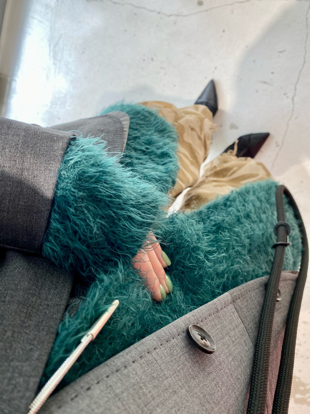 グレー系のジャケット/アウター、グリーン系のカーディガン/ボレロ、ブラウン系のパンツを着用したレディースの春コーディネートの3枚目の写真