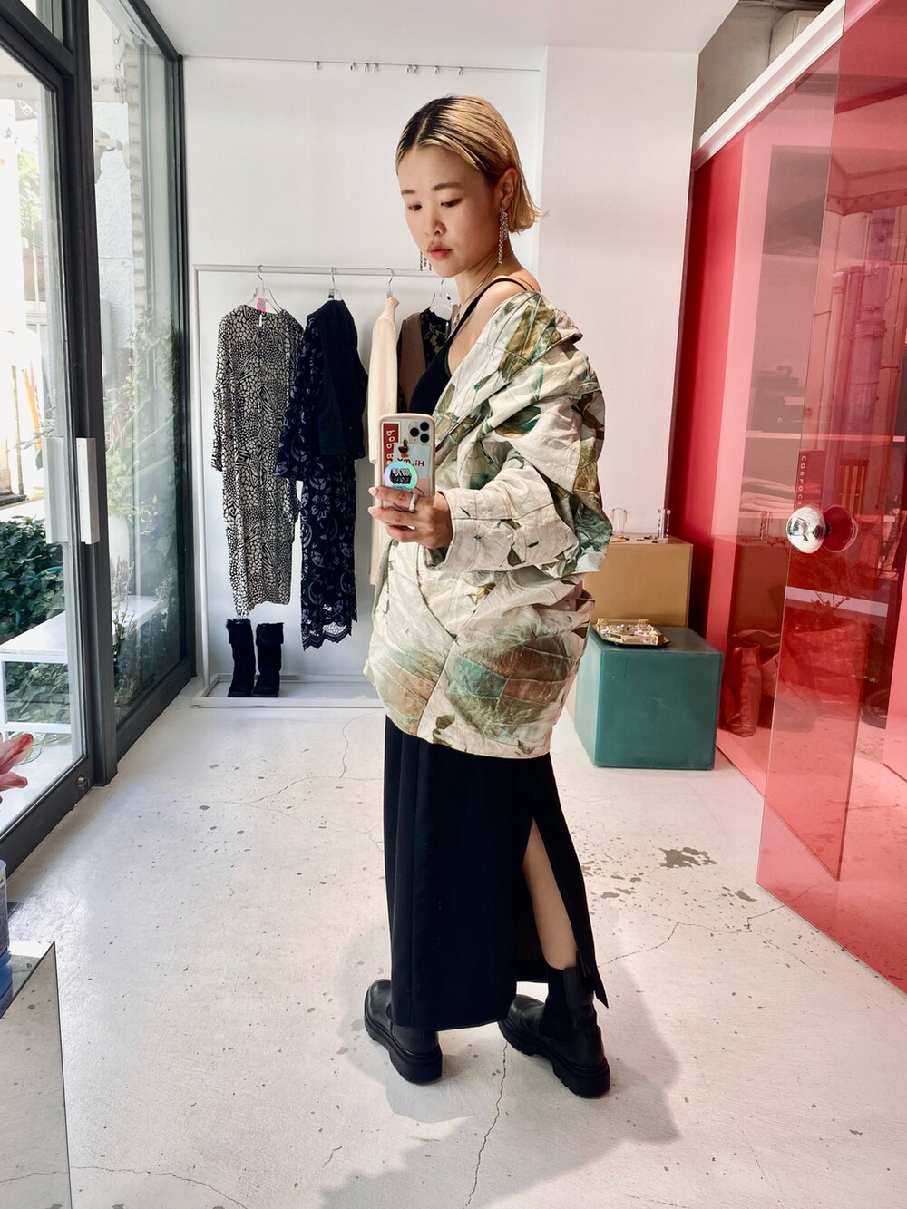 「秋先取りコーデ、オトナカジュアル、ボリューム袖、秋服、秋、レザージャケット、レザー、ペイント、ハイウエストスカート、タイトスカート、ブラックコーデ、ブーツ、古着、古着MIX、古着コーデ」｜「VINTAGEのアイテム（ジャケット/アウター、ホワイト系）」を使った、wadeさん（レディース・156cm）の秋コーディネートの2枚目の写真