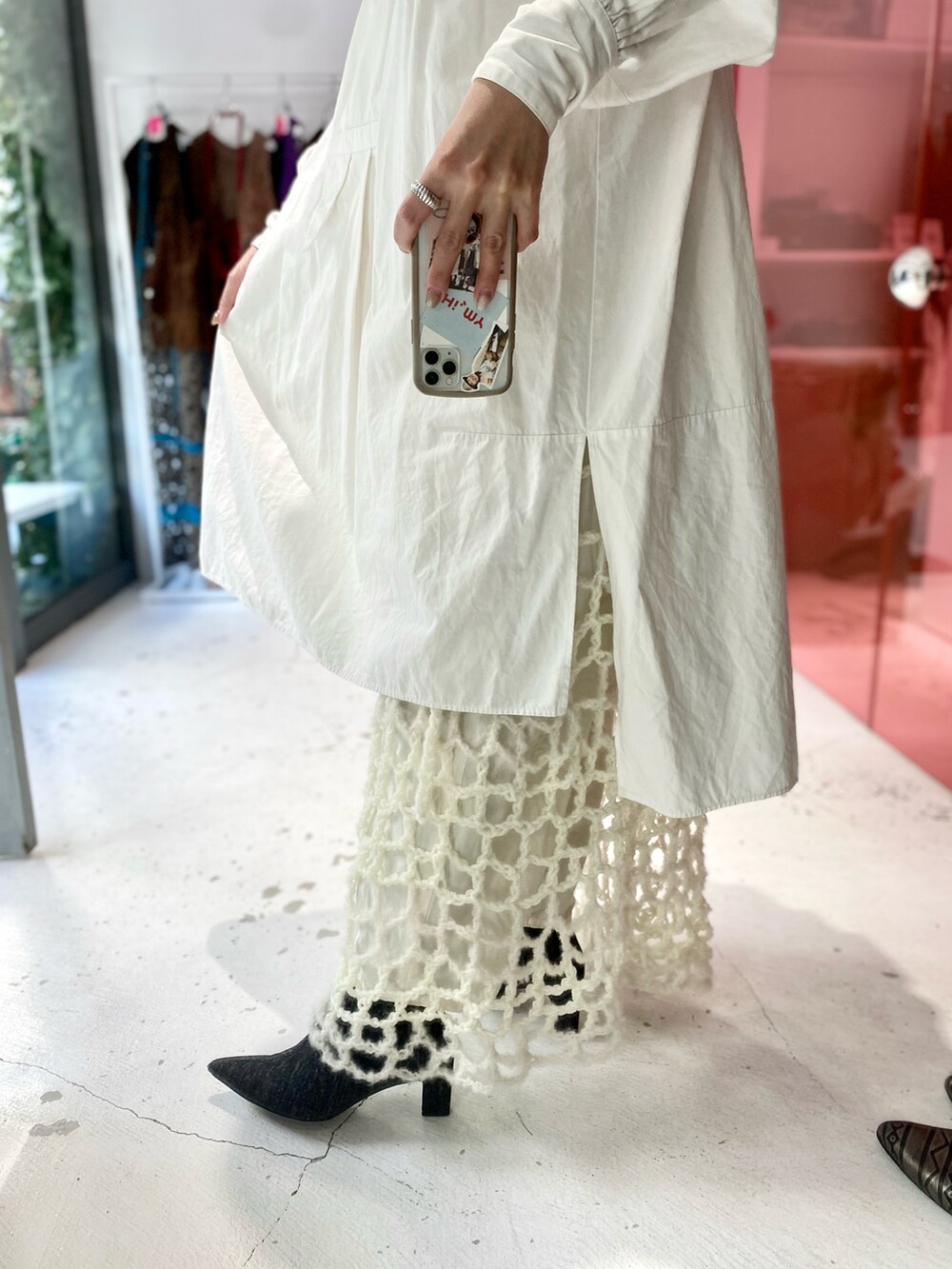 ホワイト系のシャツ/ブラウス、ホワイト系のワンピース/ドレス、ブラック系のブーツを着用したレディースの冬コーディネートの3枚目の写真