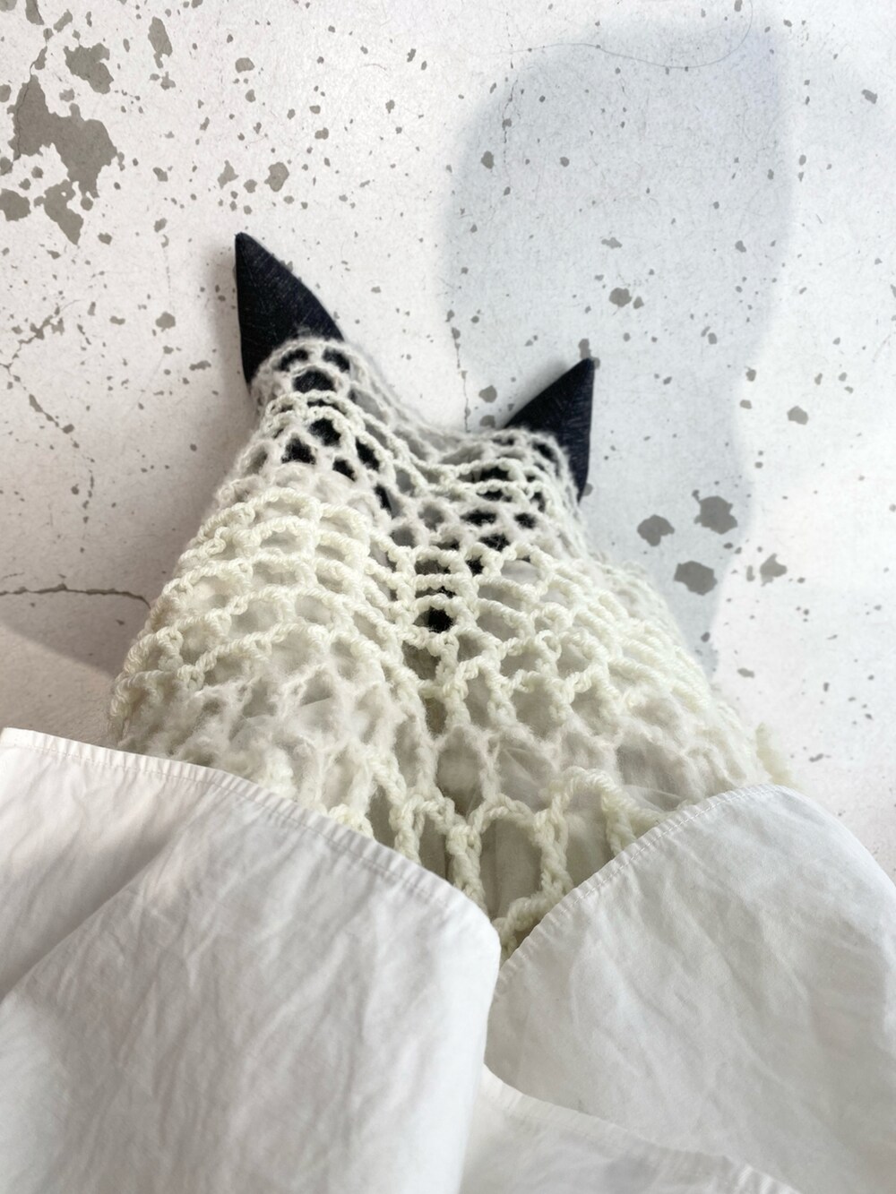 ホワイト系のシャツ/ブラウス、ホワイト系のワンピース/ドレス、ブラック系のブーツを着用したレディースの冬コーディネートの2枚目の写真