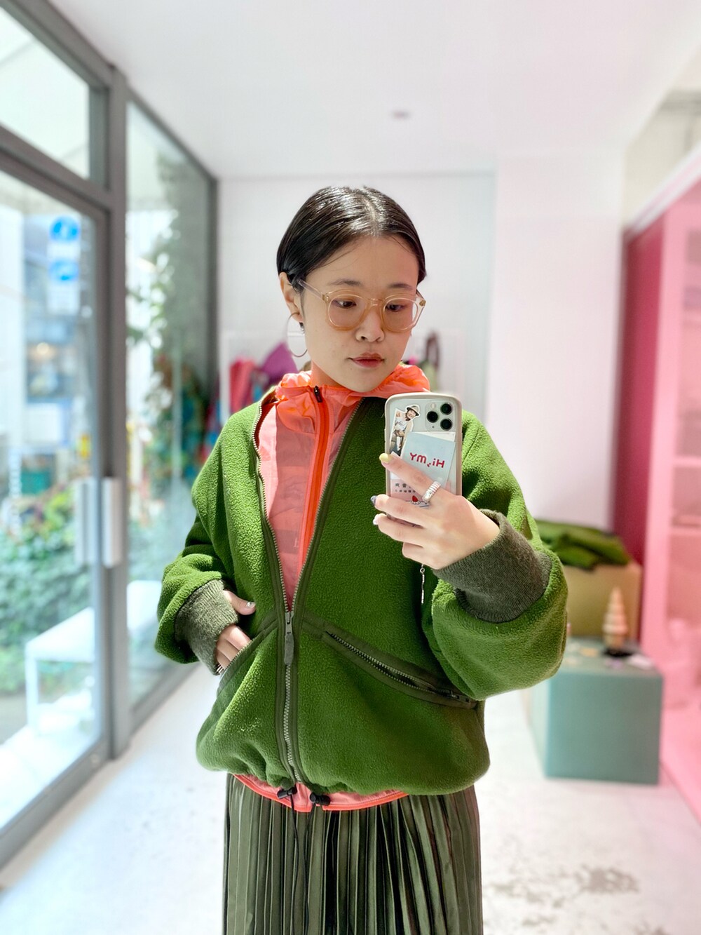 グリーン系のジャケット/アウター、ピンク系のその他アウター、ゴールド系のスカートを着用したレディースの冬コーディネートの2枚目の写真