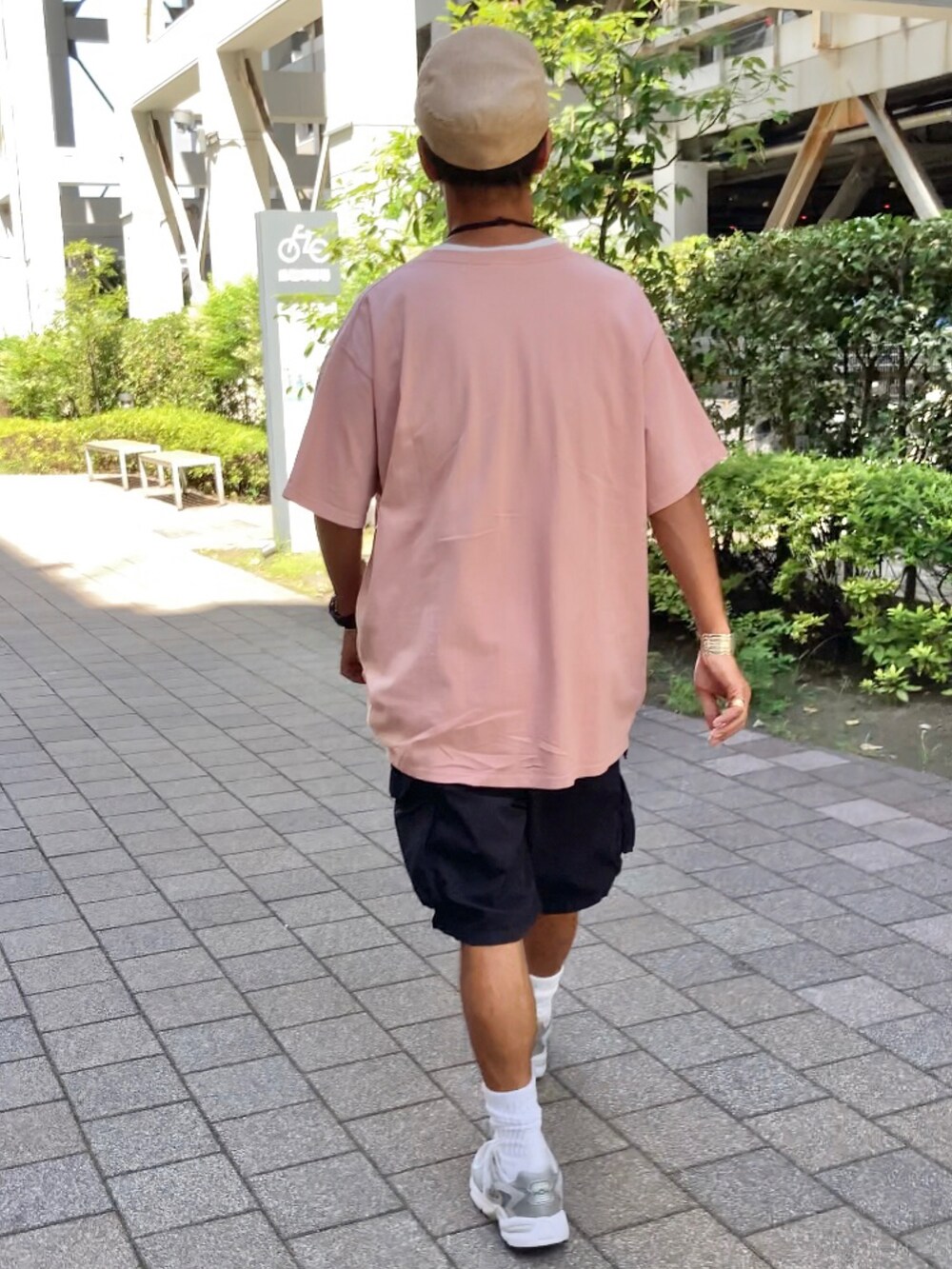 ピンク系のTシャツ/カットソー、ブラック系のその他パンツ、グレー系のスニーカーを着用したメンズの夏コーディネートの2枚目の写真