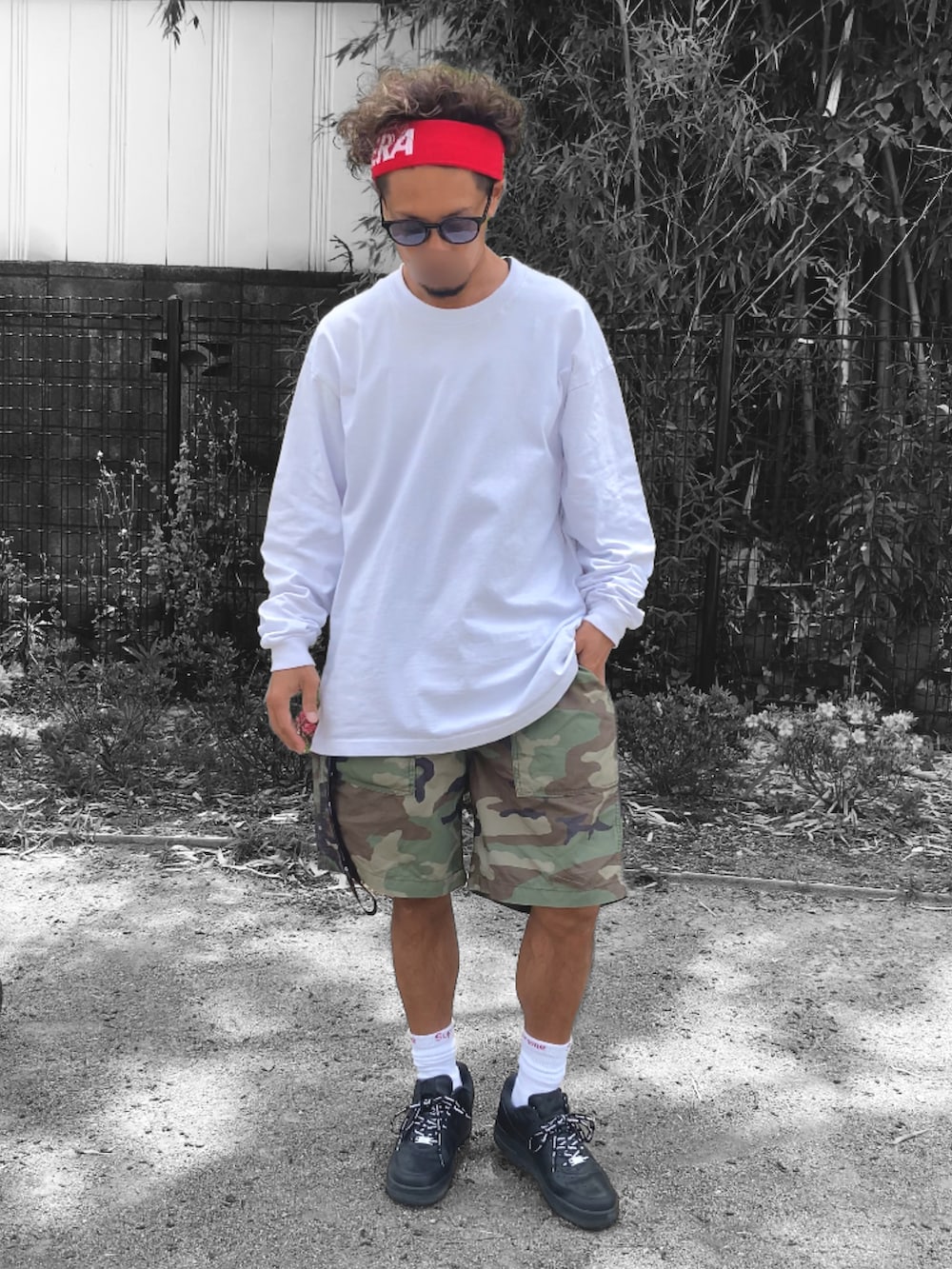 ホワイト系のTシャツ/カットソー、その他のカーゴパンツ、ブラック系のスニーカーを着用したメンズの夏コーディネートの2枚目の写真