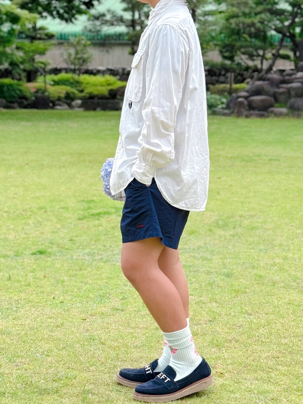 「モノトーン、シャツ好き集まれ、シャツスタイル、ハット、ショートパンツ、誕生日、きれいめカジュアル、スリッポン、サングラス、お出かけコーデ、白シャツ、シンプルコーデ」｜「CA4LAのアイテム（ハット、ブラック系）」を使った、sui_mmyさん（キッズ・160cm）の夏コーディネートの3枚目の写真