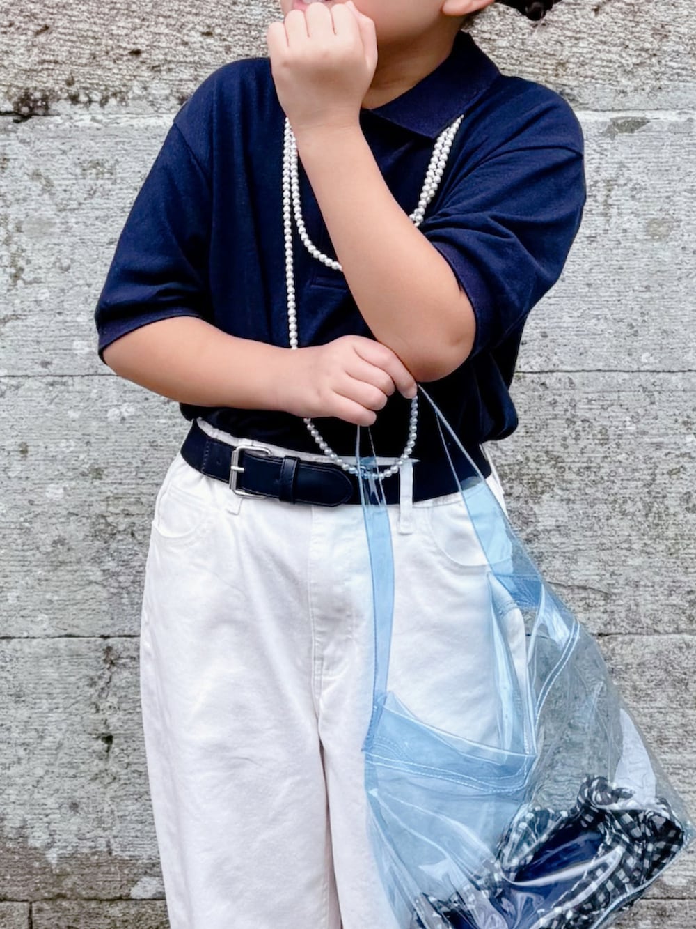 ブルー系のポロシャツ、ホワイト系のパンツ、ブルー系のトートバッグを着用したキッズの夏コーディネートの2枚目の写真