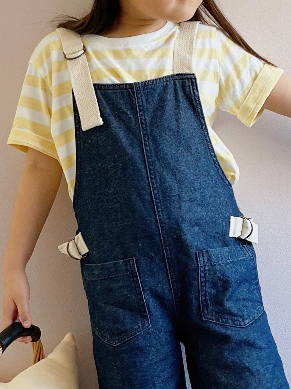 イエロー系のTシャツ/カットソー、ブルー系のサロペット/オーバーオール、ホワイト系のその他シューズを着用したキッズの春コーディネートの2枚目の写真