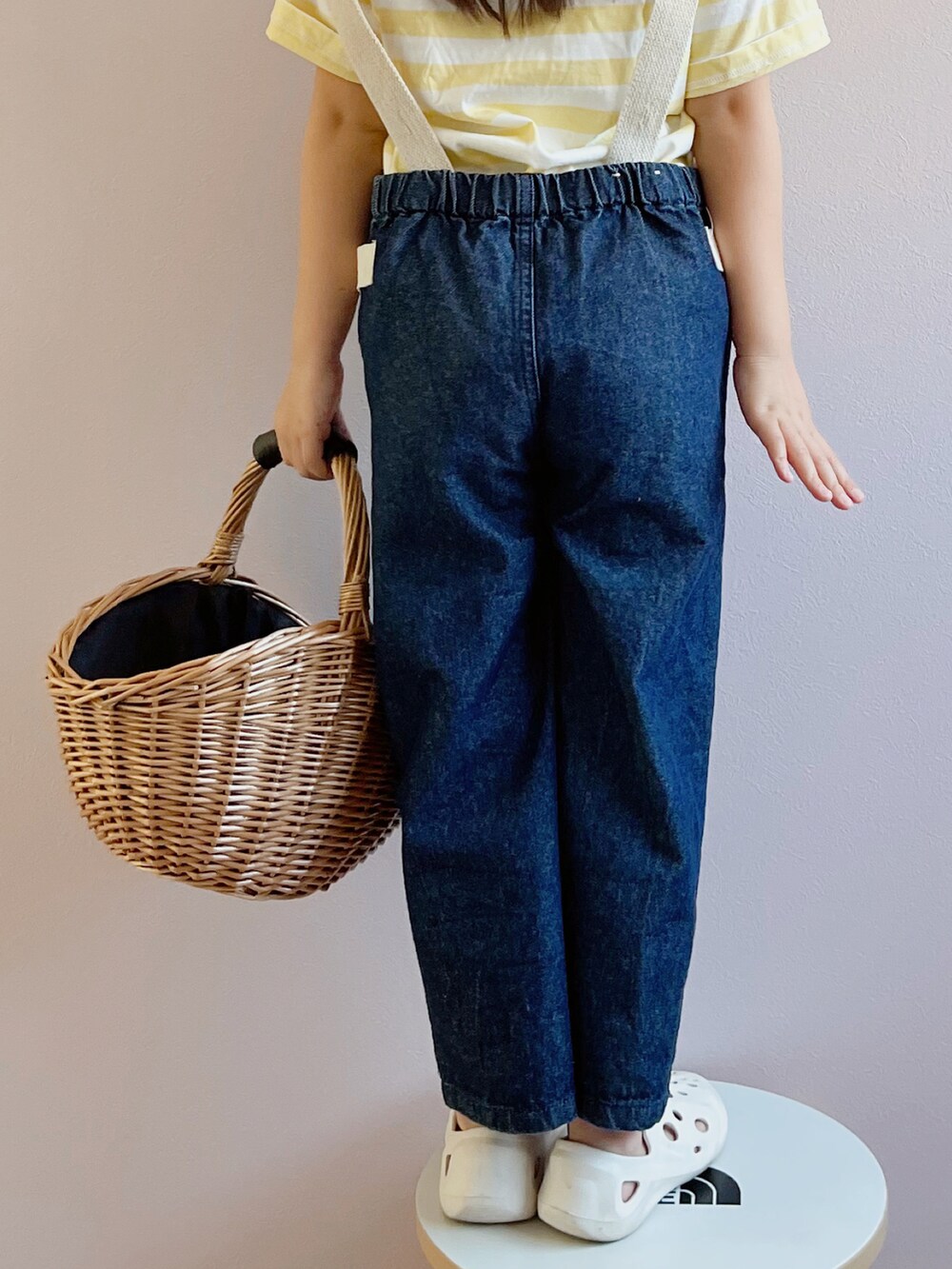 イエロー系のTシャツ/カットソー、ブルー系のサロペット/オーバーオール、ホワイト系のその他シューズを着用したキッズの春コーディネートの4枚目の写真