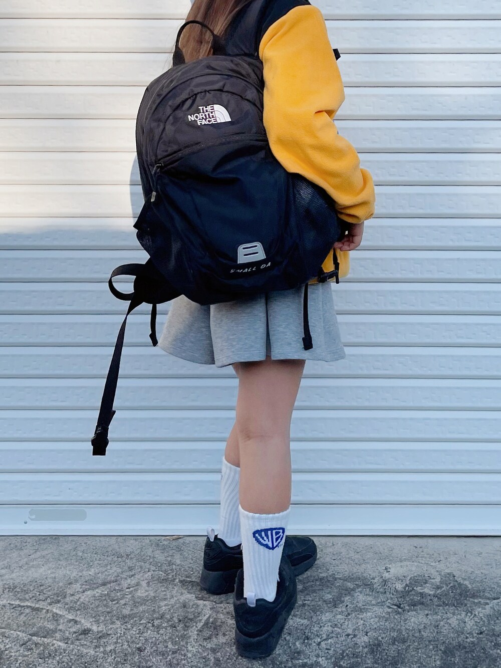 「ニット帽、フリース、ミニスカート、アウトドアスタイル、黒リュック、めがね、スニーカー、カジュアルコーデ、休日コーデ、お出かけコーデ、スポーツミックス」｜「H&Mのアイテム（ニットキャップ/ビーニー、グレー系）」を使った、sui_mmyさん（キッズ・120cm）の冬コーディネートの3枚目の写真