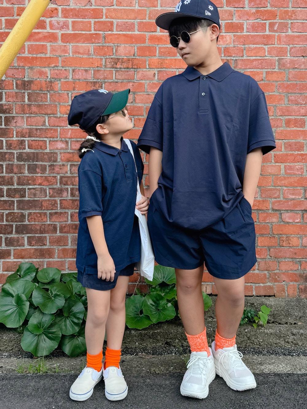 「夏コーデ、キャップ、ポロシャツ、ショートパンツ、カラーソックス、白スニーカー、スニーカー、きれいめカジュアル、トートバッグ、おそろいコーデ、リンクコーデ、兄妹コーデ、サングラス、プチプラ」｜「BEAMS BOYのNEW ERA × BEAMS BOY / 別注 920ES 2トーン キャップ（キャップ、ブルー系）」を使った、sui_mmyさん（キッズ・120cm）の夏コーディネートの2枚目の写真