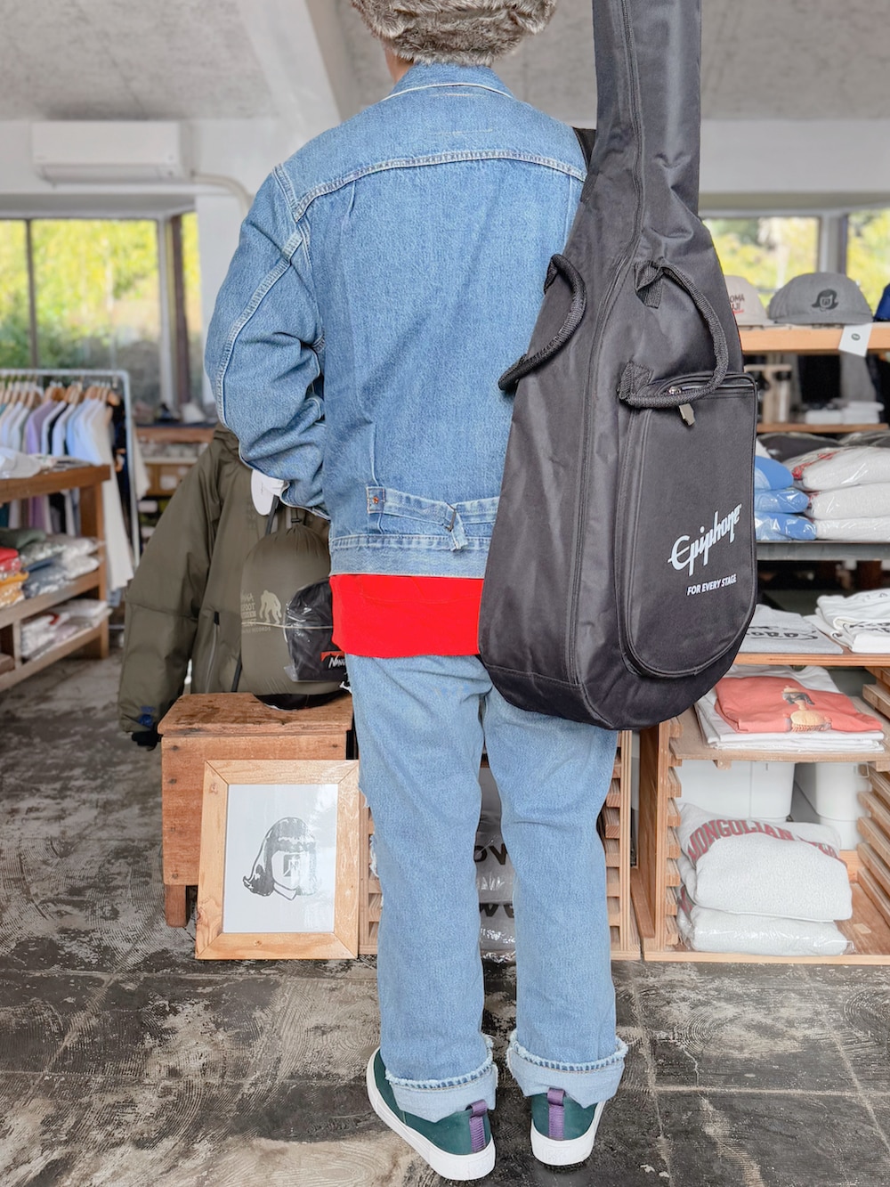 ブルー系のデニムジャケット、レッド系のスウェット、グリーン系のシューズを着用したキッズの冬コーディネートの3枚目の写真