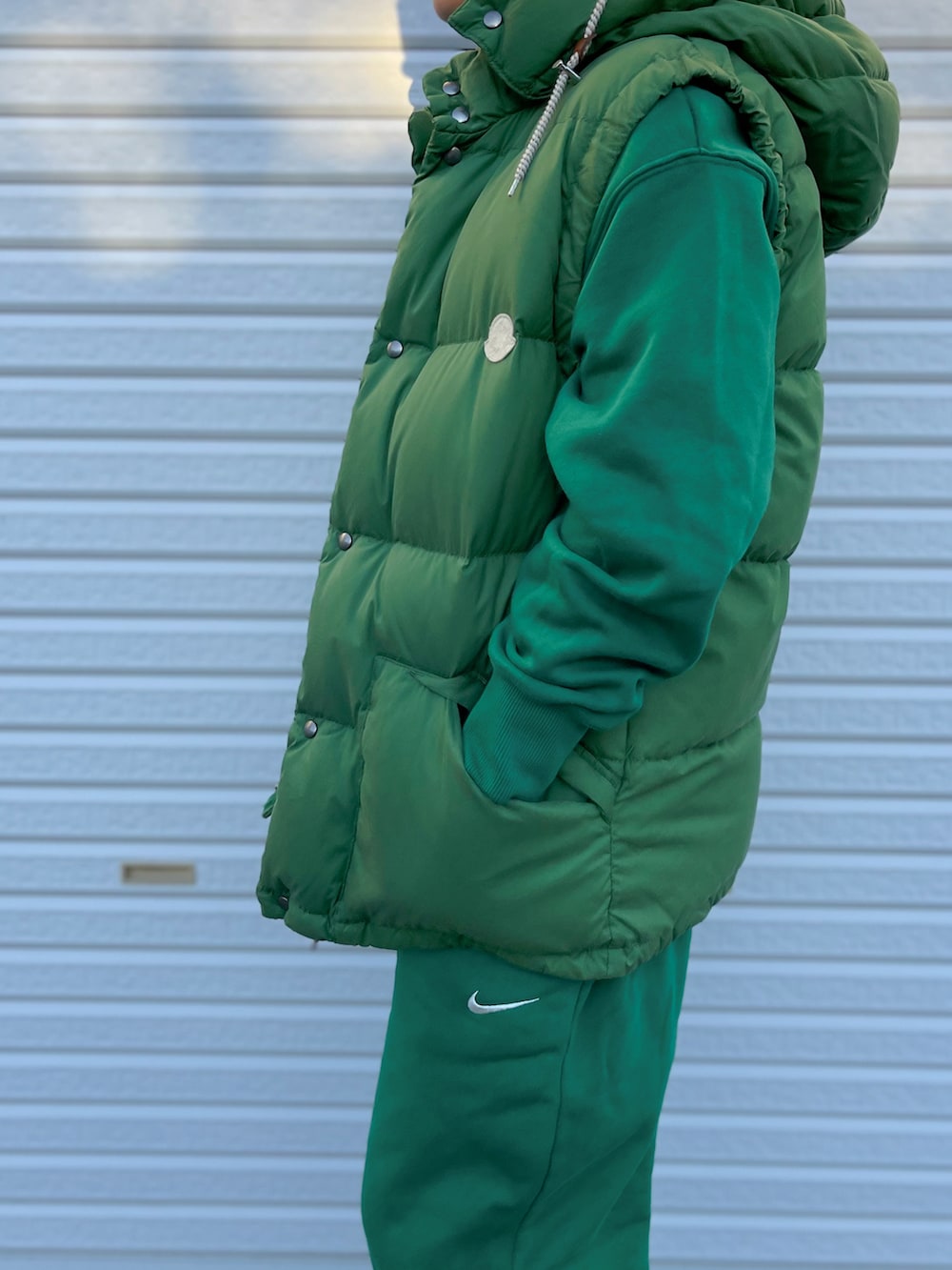 グリーン系のベスト、グリーン系のスウェット、グリーン系のスウェットパンツを着用したキッズの冬コーディネートの2枚目の写真