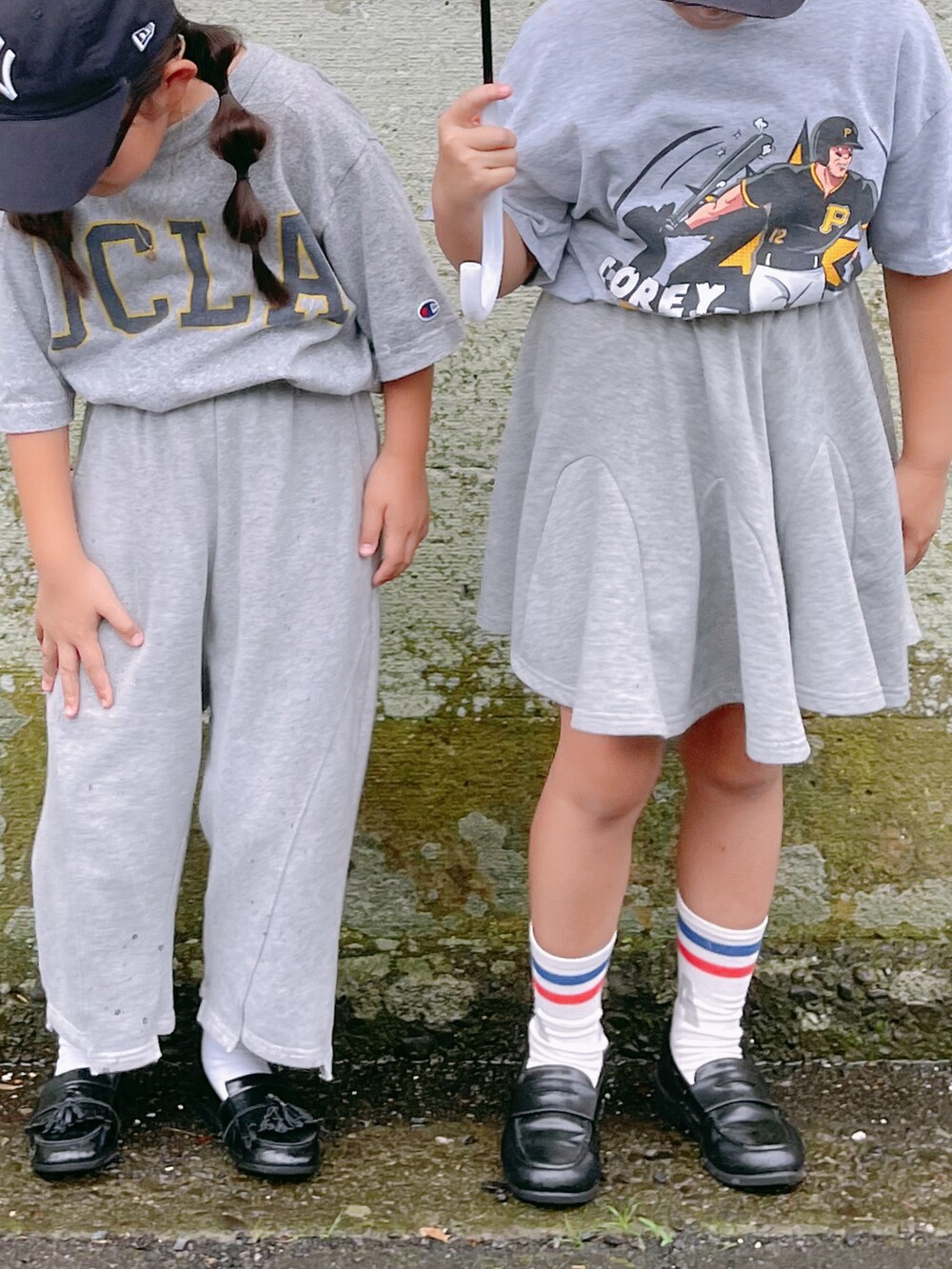 グレー系のTシャツ/カットソー、グレー系のスウェットパンツ、ブラック系のローファーを着用したキッズの夏コーディネートの3枚目の写真