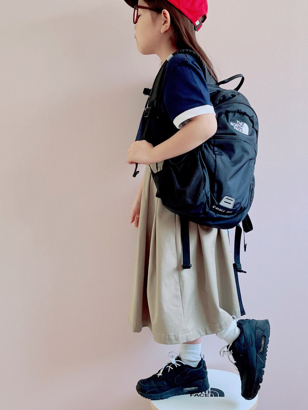 「お出かけコーデ日記、キャップ、Tシャツ、リンガーTシャツ、スカート、チノスカート、スニーカー、黒リュック、めがね、プチプラ、春夏コーデ」｜「こども ビームスのアイテム（キャップ、レッド系）」を使った、sui_mmyさん（キッズ・110cm）の春コーディネートの2枚目の写真